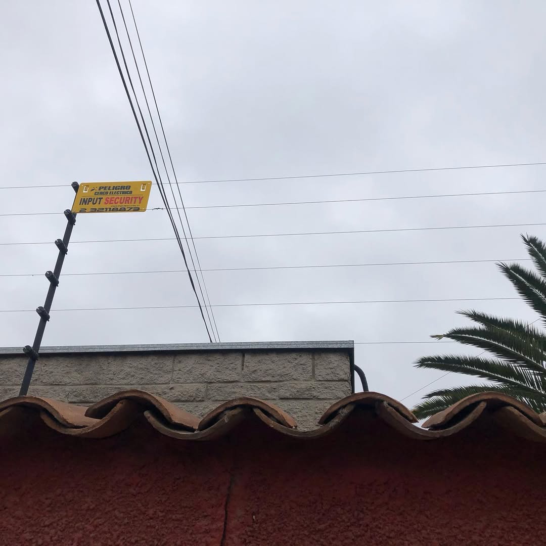 Detalle de poste de cerco eléctrico residencial