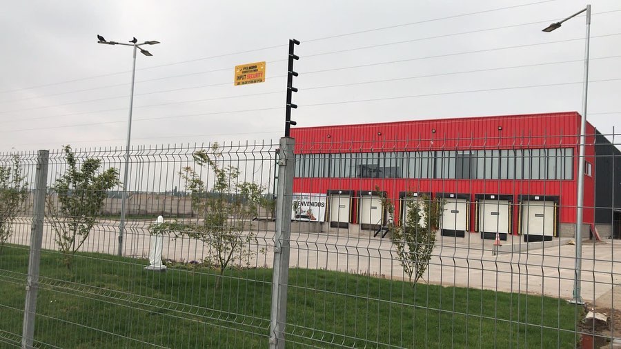 Cerco eléctrico industrial protegiendo galpón y perímetro de empresa logística