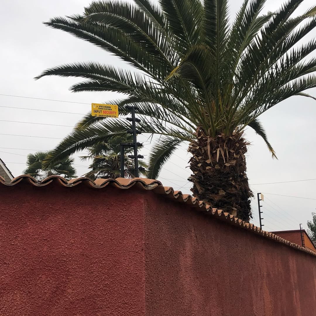 Cerco eléctrico residencial instalado sobre muro perimetral de vivienda particular